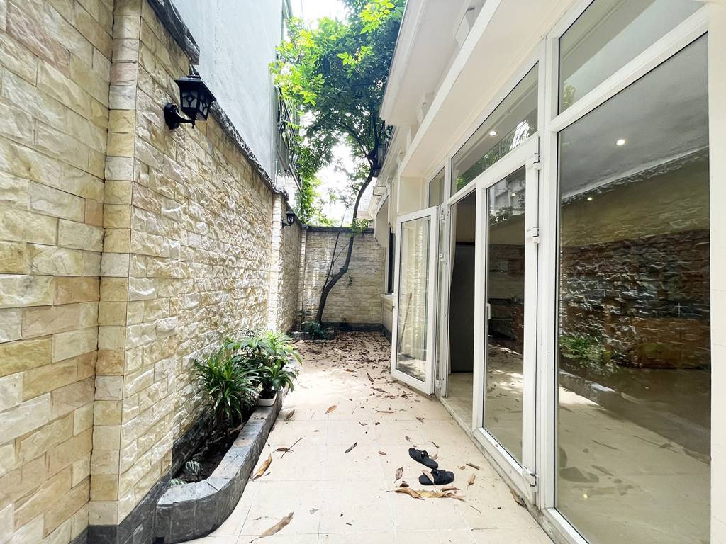 Semi - detached villa for rent in T2 Ciputra Hanoi 8