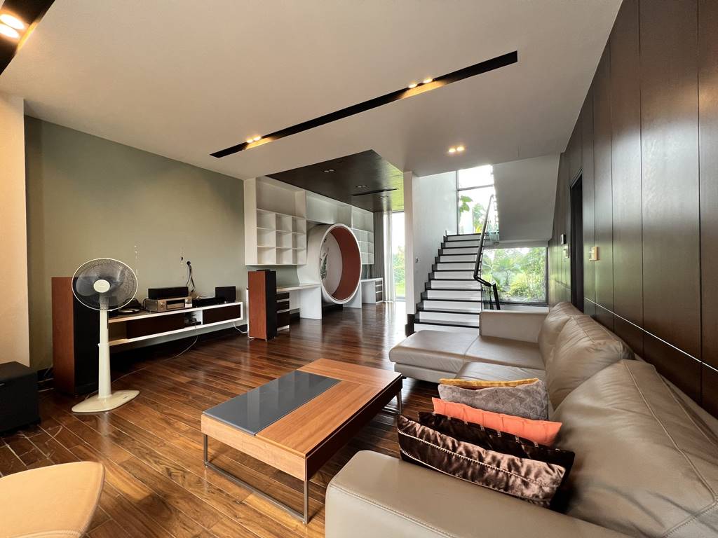 Unique garden villa for rent in Q Ciputra 13