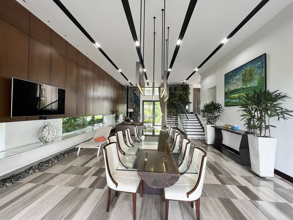 Unique garden villa for rent in Q Ciputra 9